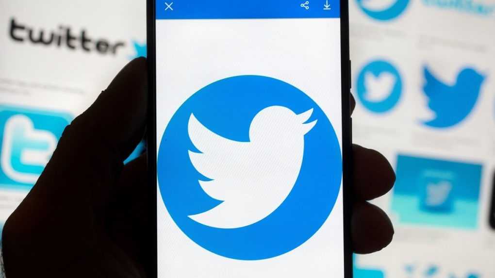 Európska únia pohrozila Twitteru sankciami, zablokoval tam účty novinárov