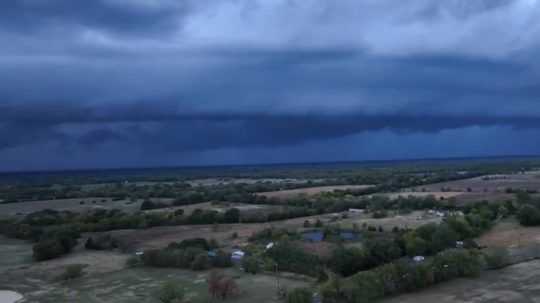 Na snímke je dronový záber búrky v štáte Texas.