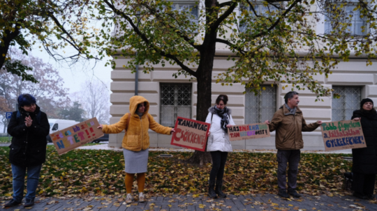Ľudia vytvorili živú reťaz na podporu protestujúcich učiteľov v Maďarsku.