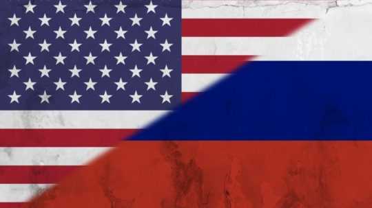 na snímke vlajky Ruska a USA.