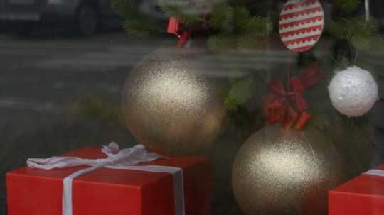 Na snímke výklad obchodu s vianočnou výzdobou.
