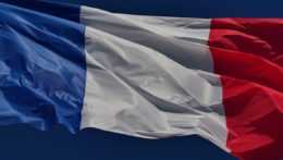 Na ilustračnej snímke francúzska vlajka.