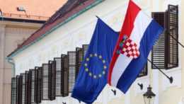 Vlajky EÚ a Chorvátska.