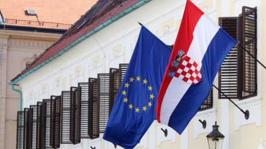 Vlajky EÚ a Chorvátska.