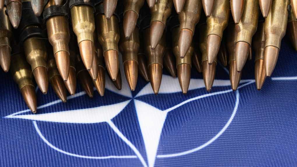 NATO zvýši výrobu munície, potvrdil Stoltenberg