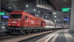 Na ilustračnej snímke vlak železničnej spoločnosti ÖBB.