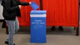 Na snímke osoba vhadzuje obálku do urny na voľbách do VÚC.