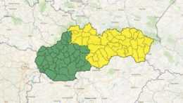 Na snímke je mapa Slovenska s vyznačenými územiami, ktorých sa týka výstraha pred poľadovicou.