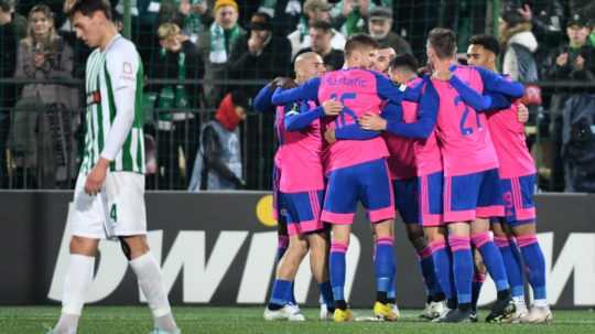 Na snímke futbalisti Slovana Bratislava sa tešia po víťazstve 2:1 v zápase 6. kola H- skupiny Európskej konferenčnej ligy.