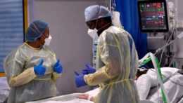 Na snímke zdravotné sestry nad lôžkom pacienta