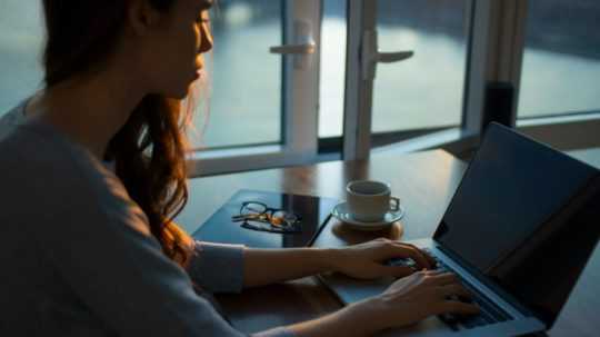 Na ilustračnej snímke žena pracujúca s počítačom.