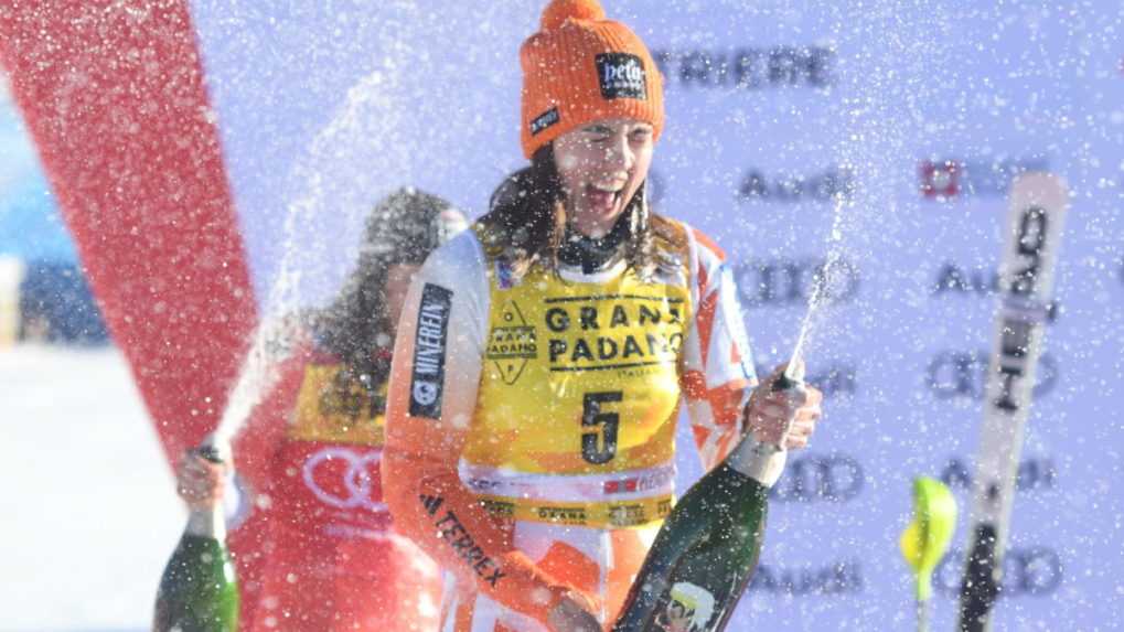 Na snímke slovenská lyžiarka Petra Vlhová oslavuje na pódiu so šampanským.