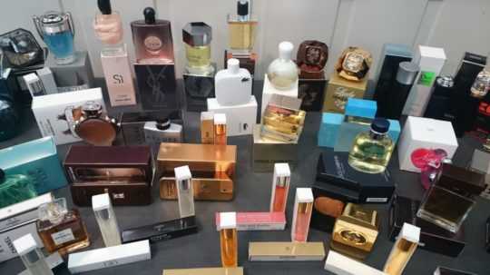 Na snímke sú rôzne balenia falzifikátov parfumov.
