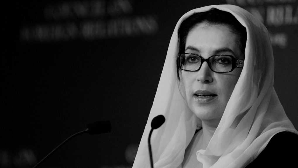 Bola prvou demokraticky zvolenou ženou na čele Pakistanu