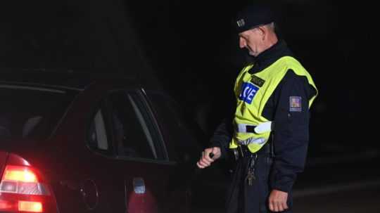 Na snímke príslušník českej polície počas policajnej kontroly osobného vozidla na hraniciach medzi Českou republikou a Slovenskou republikou.