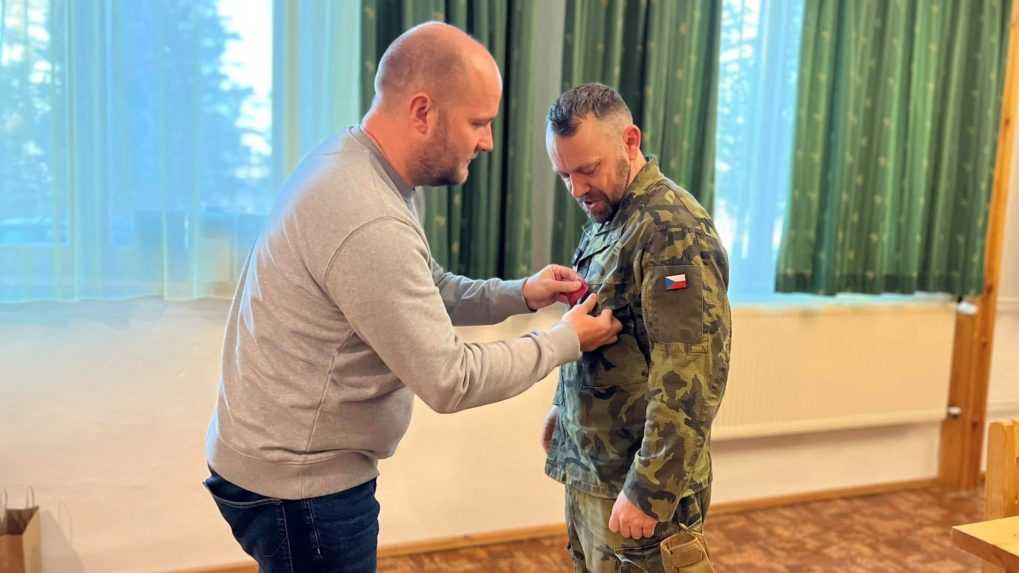 Naď udelil medailu bývalému veliteľovi mnohonárodnej bojovej skupiny NATO