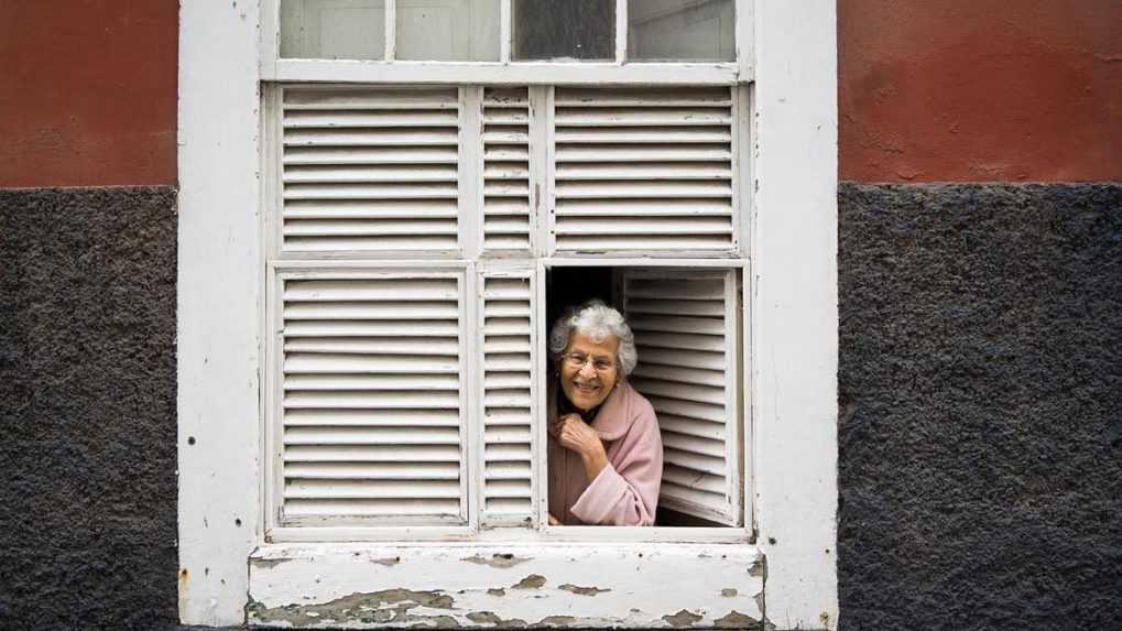 Podvodníkom naletela ďalšia dôchodkyňa. Cez okno im vyhodila 8  000 eur