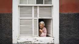 Dôchodkyňa v okne.