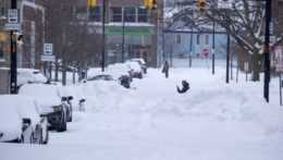 Ulica po extrémnej snehovej búrke v americkom meste Buffalo.