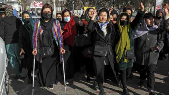 Afganské ženy protestujú proti zákazu štúdia žien na univerzitách.