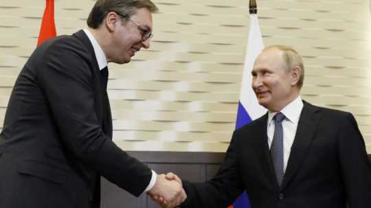 Ruský prezident Vladimir Putin (vpravo) a srbský prezident Aleksandar Vučič.