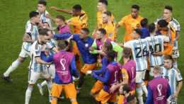 Holandskí (oranžové dresy) a argentínski futbalisti počas potýčky vo štvrťfinálovom zápase.
