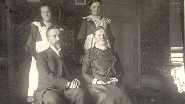 Na archívnej snímke univerzitný profesor a vedec Aurel Stodola so svojou rodinou.