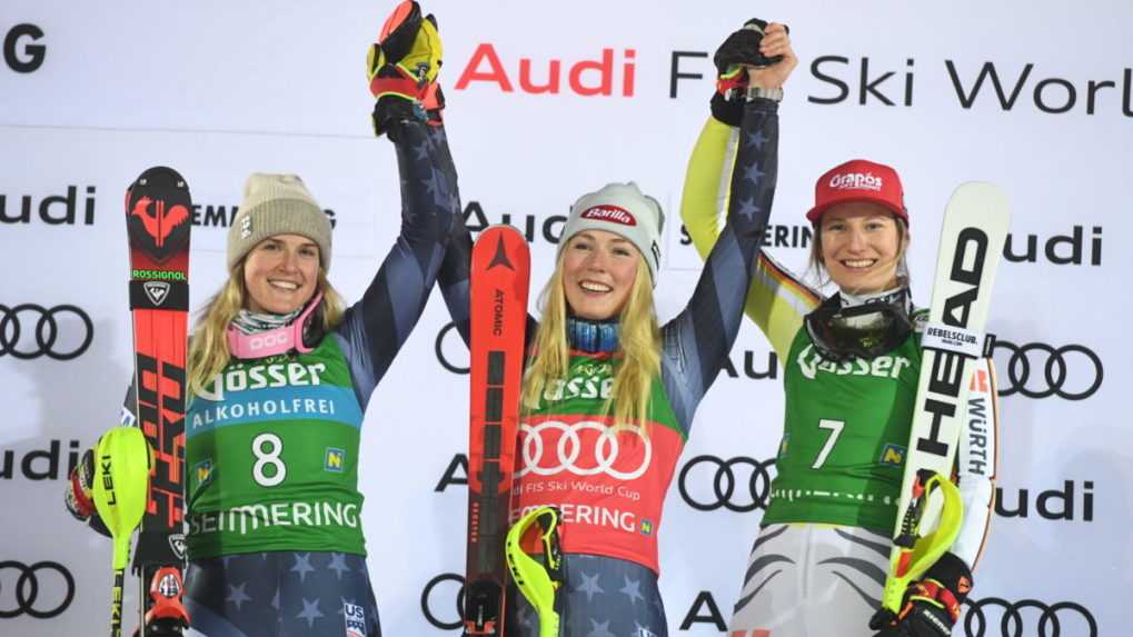 Na snímke uprostred americká lyžiarka Mikaela Shiffrinová, vľavo druhá jej krajanka Paula Moltzanová, vpravo tretia Nemka Lena Dürrová.