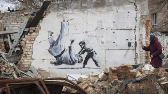 Na snímke dielo britského streetartového umelca Banksyho v ukrajinskom meste Boroďanka.