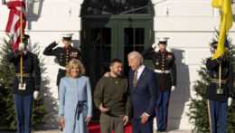 Americký prezident Joe Biden (vpravo) a prvá dáma USA Jill Bidenová (vľavo) vítajú ukrajinského prezidenta Volodymyra Zelenského (uprostred).
