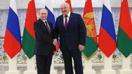Ruský prezident Vladimir Putin (vľavo) a bieloruský prezident Alexander Lukašenko.