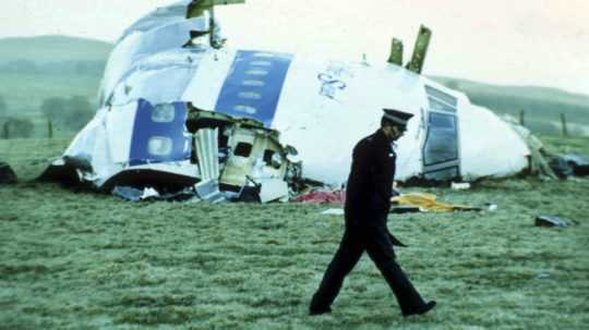 Na archívnej snímke z 1988 vrak dopravného lietadla po atentáte na poli v škótskom meste Lockerbie.
