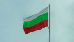 Na ilustračnej snímke vlajka Bulharska.