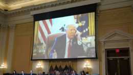 Video bývalého amerického prezidenta Donalda Trumpa počas posledného verejného zasadnutia osobitného výboru americkej Snemovne reprezentantov.