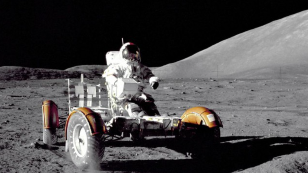 Na snímke z roku 1972 veliteľ Apollo 17 Eugene Cernan podniká krátku cestu vozidlom po Mesiaci.