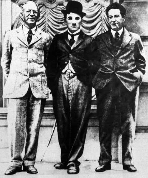 Na archívnej snímke zľava americký spisovateľ Upton Sinclair, americký filmový herec Charlie Chaplin a československý spisovateľ a novinár Egon Erwin Kisch.