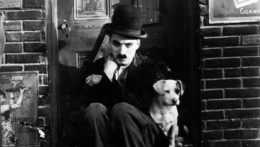 Charlie Chaplin, britský a americký filmový herec so psom.