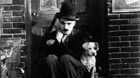 Charlie Chaplin, britský a americký filmový herec so psom.