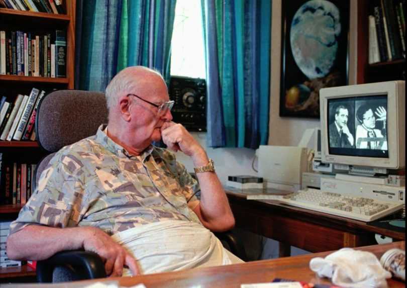 Na archívnej snímke Clarke pri počítači vo svojom dome v Kolombe na Srí Lanke.