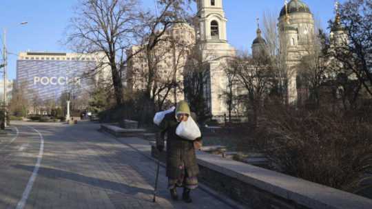 Staršia žena kráča v centre mesta Doneck na východe Ukrajiny.