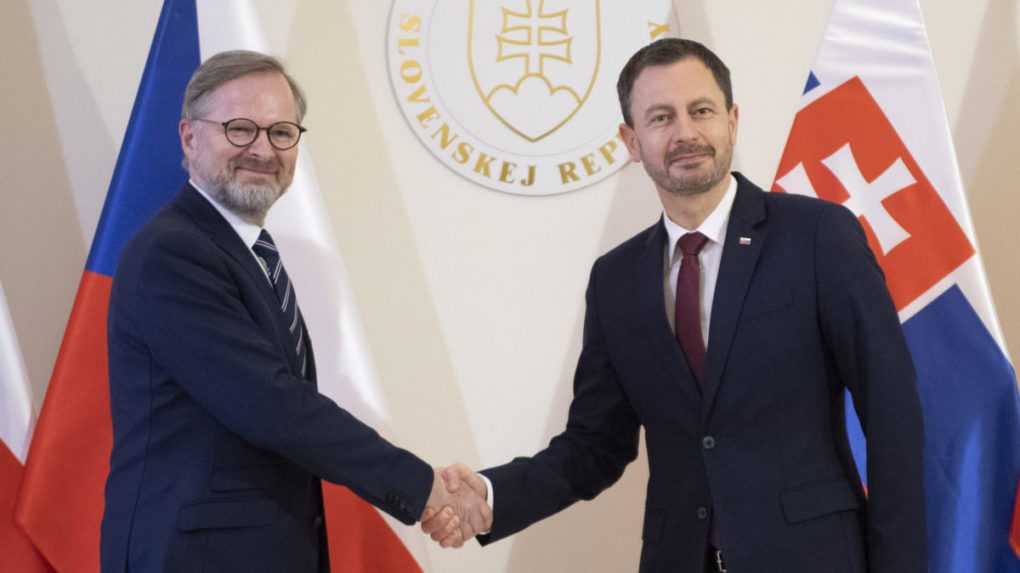 Na snímke český premiér Petr Fiala (vľavo) a slovenský premiér Eduard Heger.