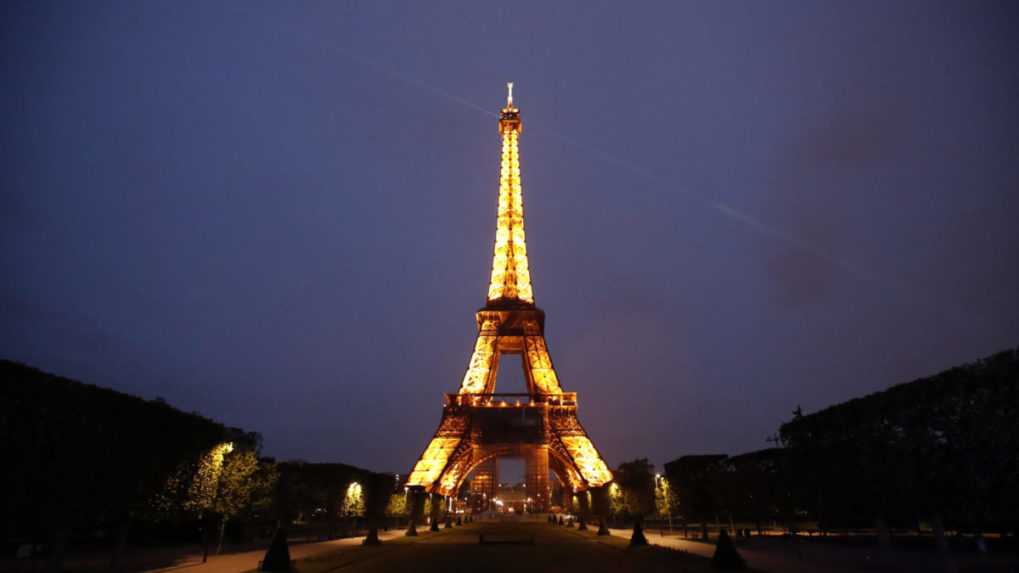 Na snímke vysvietená Eiffelova veža v Paríži.