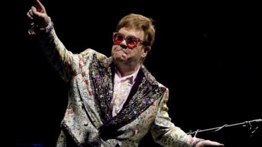 Na snímke spevák Elton John.