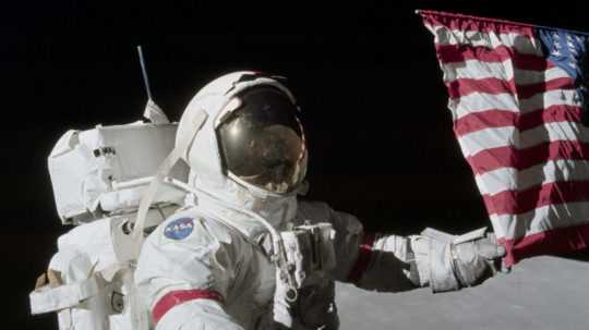 Na archívnej snímke astronaut a veliteľ lode Apollo 17 Eugene Andrew Cernan drží roh americkej vlajky počas prvého výstupu na povrchu Mesiaca.