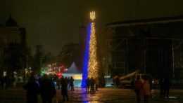 Vianočný stromček na Sofijskom námestí svieti v ukrajinských farbách.