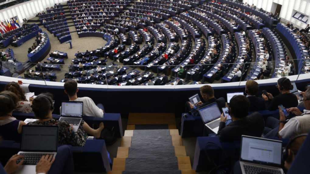 Vyšetrovanie korupcie v Európskom parlamente je podľa únijných špičiek znepokojujúce