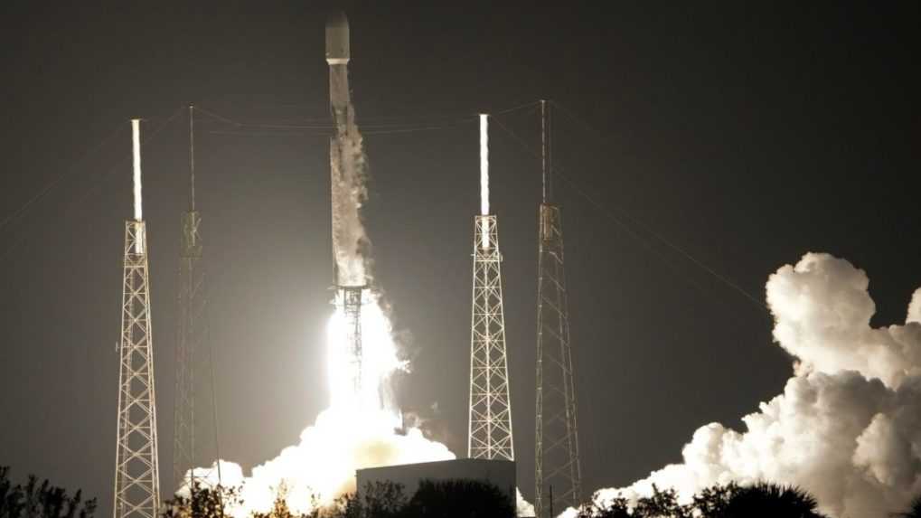 Odštartovala raketa Falcon 9, ktorá má na Mesiac vyniesť lunárne vozidlo Rašíd