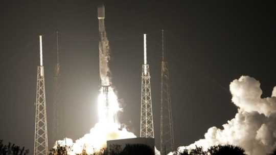 Raketa Falcon 9 spoločnosti SpaceX s dvoma lunárnymi rovermi z Japonska a Spojených arabských emirátov štartuje zo štartovacieho komplexu.