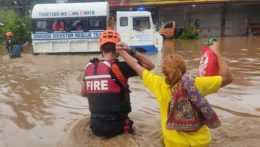 Ľudia pri záplavách vo Filipínach.