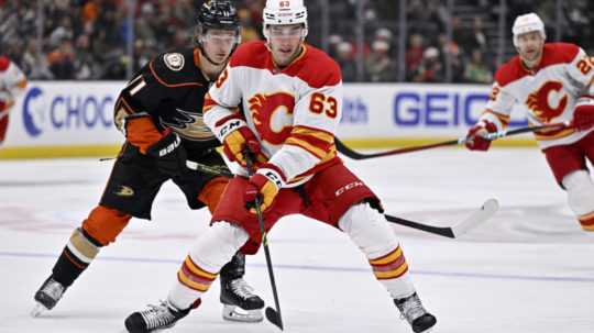 Slovenský hokejista Adam Ružička (63) z Calgary Flames a Trevor Zegras z Anaheimu Ducks.